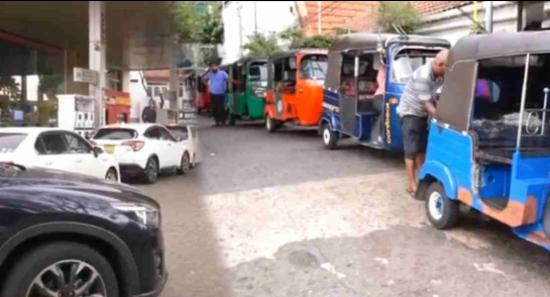 ඛනිජ තෙල් සංස්ථාවට අයත් කොළොන්නාව නිමාවෙන් ඉන්ධන නිකුත් කිරීම අත්හිටුවයි